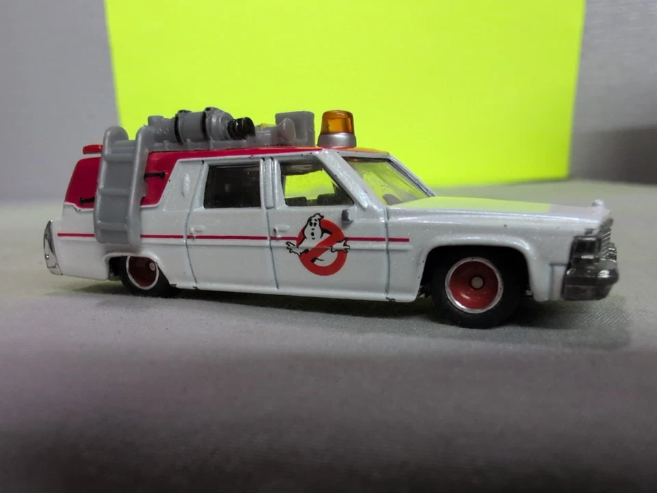 💥HOT WHEELS 2016 RETRO ENTERTAINMENT GHOSTBUSTERS ECTO-1 Rubber Tires  - Image 2 of 4