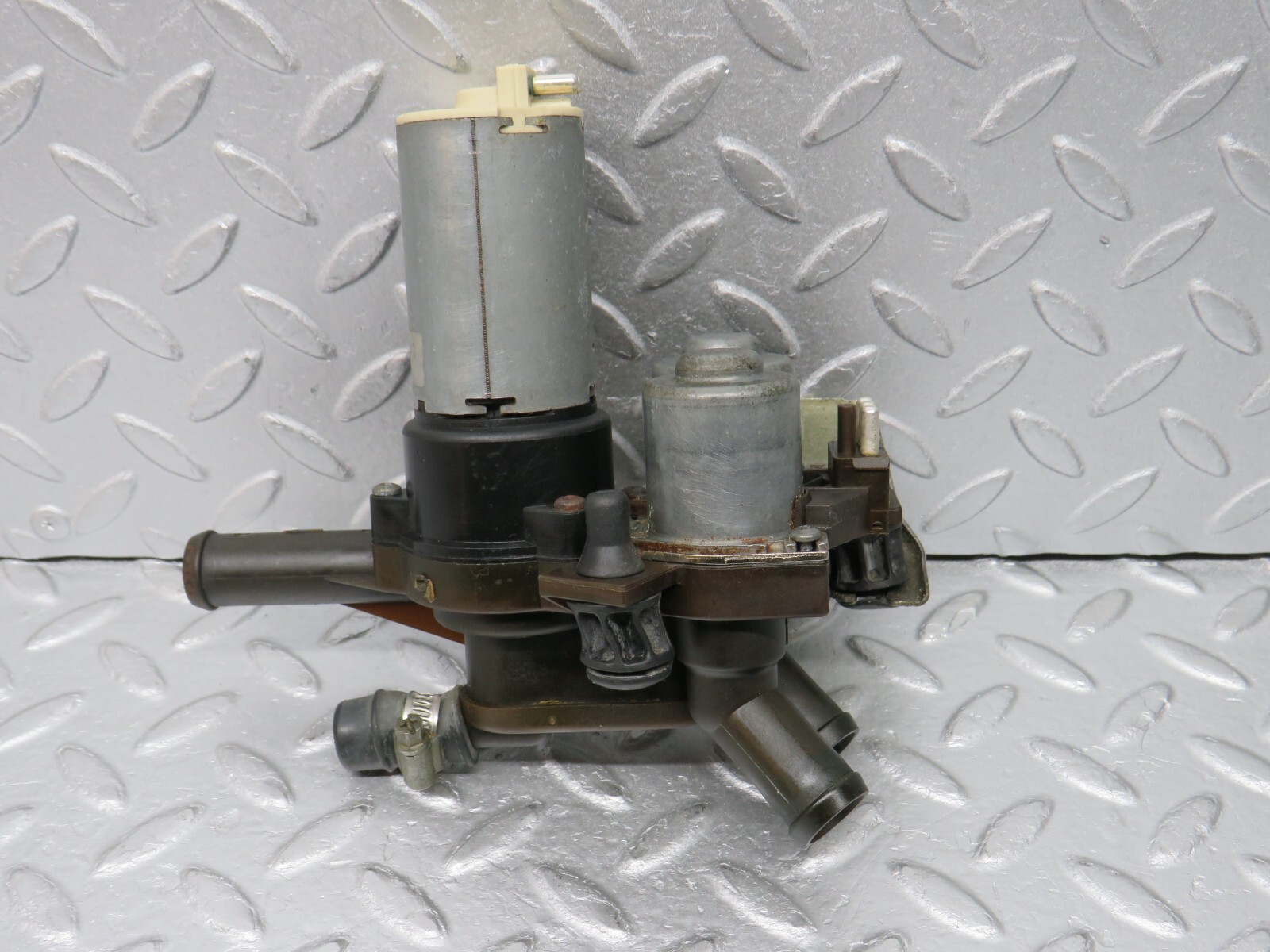 ⚙38033⚙ Mercedes-Benz A124 320E Cabriolet Water Pump 0018303784 