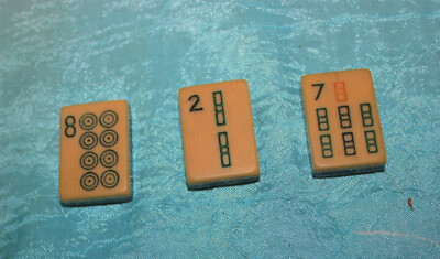 Ancien Jeu De Mahjong En Bakélite - 162 Tuiles Sculptées Et Peintes à La Main