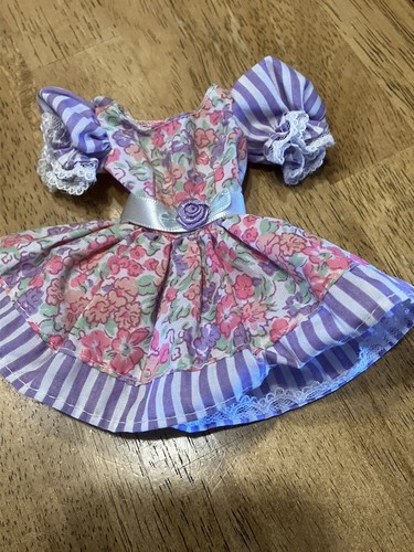 Barbie Puppenkleid Love to Read rosa Lavendel Blumenstreifen
