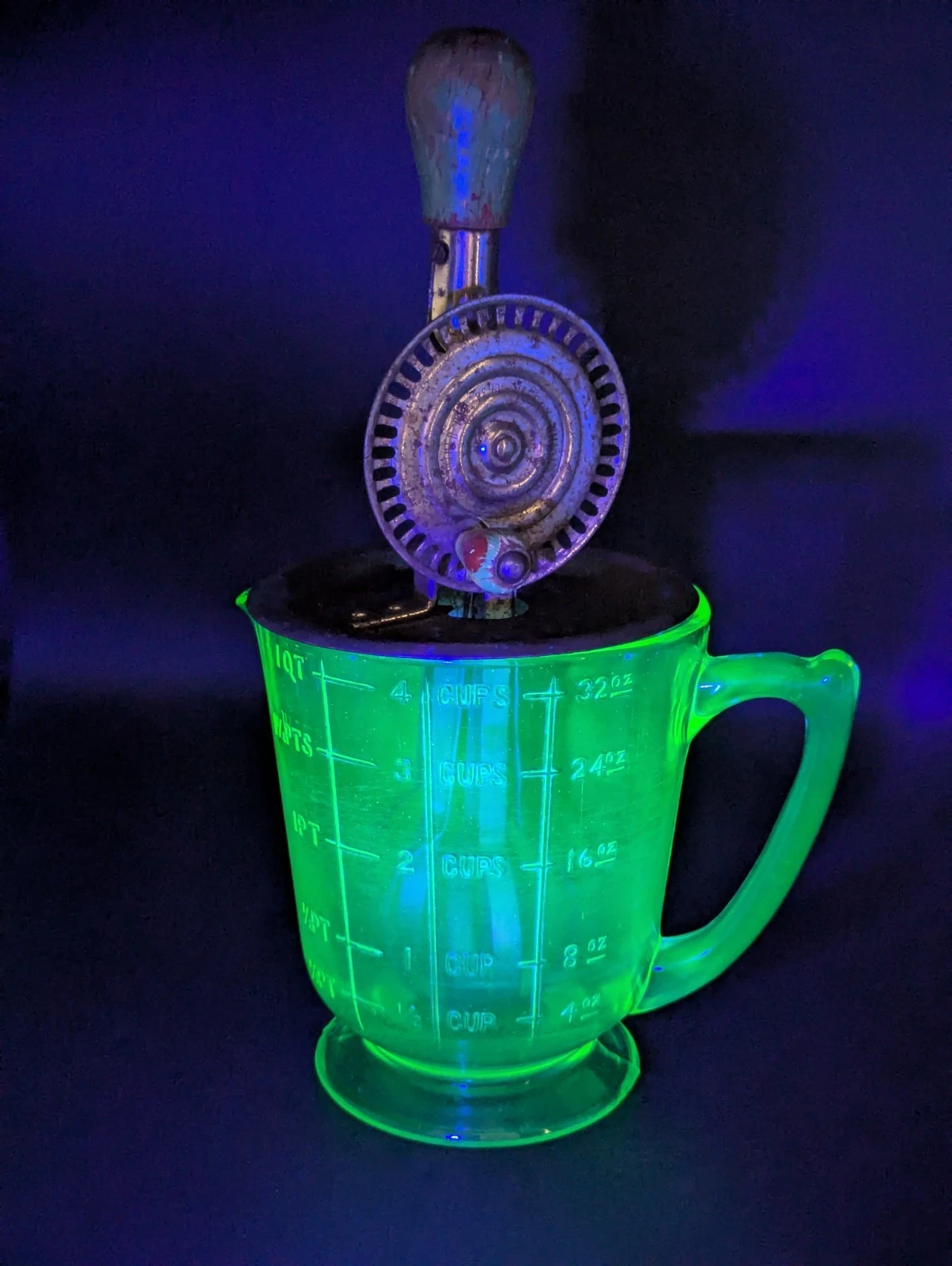 A & J Merry Whirl Uranium Green Vaseline Glass 4 C. Hand Crank Mixer GLOWS!
Opens in a new window or