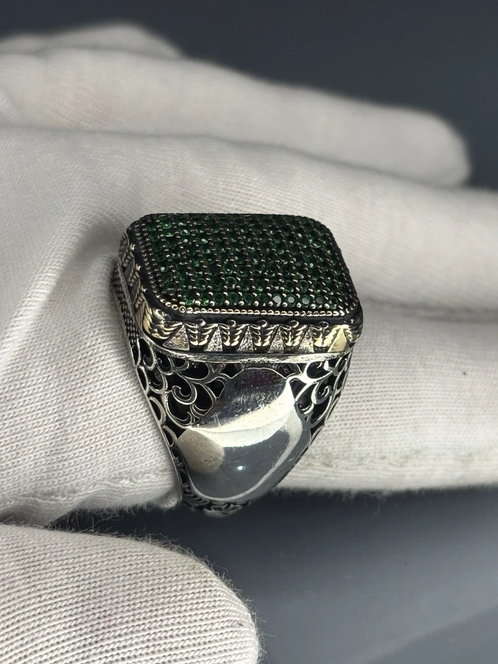 Anillo de piedra esmeralda para hombre: diseño de flecha de plata de ley 925 artesanal Foto 4 de 4