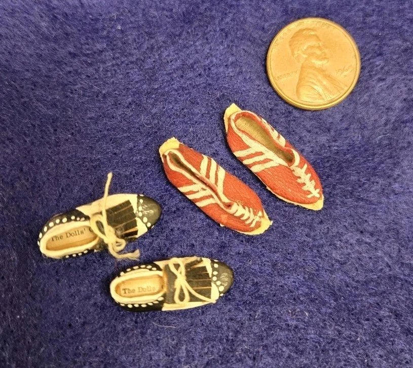 Casa de Muñecas Muñecas Zapatero Zapatos con Tacos Cuero Tenis Lote Miniatura Foto 2 de 3