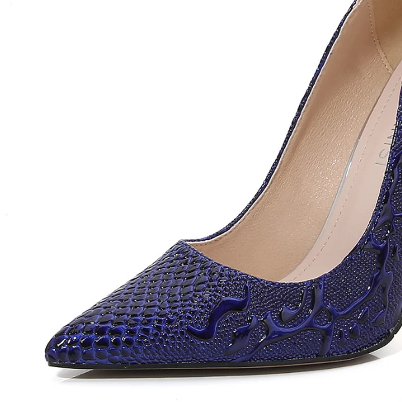 Pointed toe detail