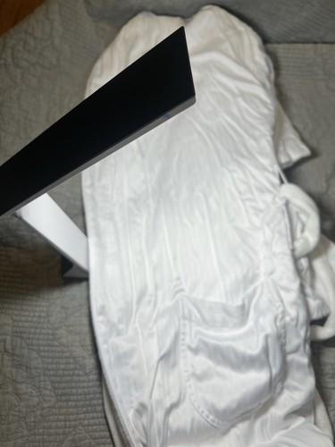 WYNN RESORTS LAS VEGAS SIGNATURE ROBE msrp $185 - Picture 6 of 7
