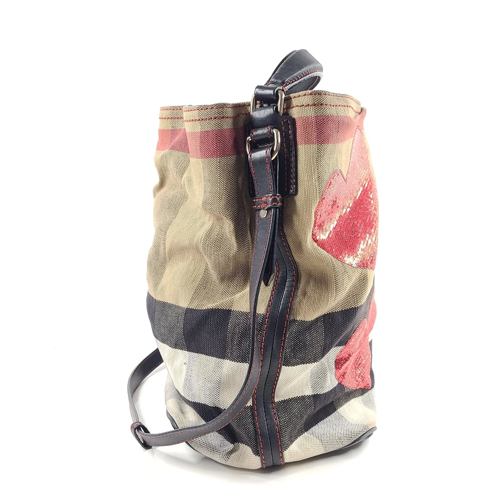 Bolso Burberry Ashby Bucket para mujer a cuadros con corazones de lentejuelas de edición limitada Foto 3 de 4