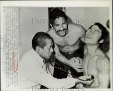 1975 Press Photo Middleweight Oscar Albarado receives medical check in Tokyo