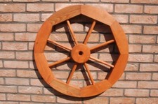 Dekoratives Wagenrad 70 cm rustikal aus Holz mit Metallbeschlag, hellbraun