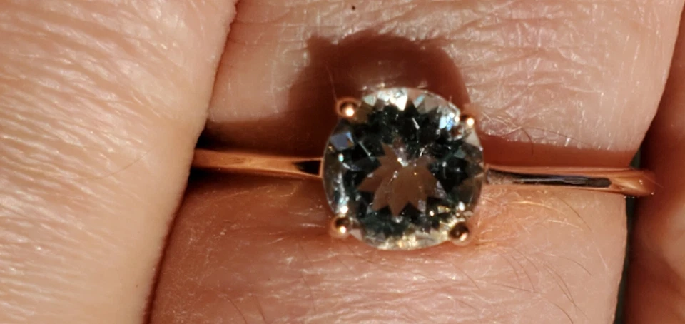 Кольцо с одним аквамарином круглой огранки из чистого розового золота 10 карат - Изображение 2 из 4