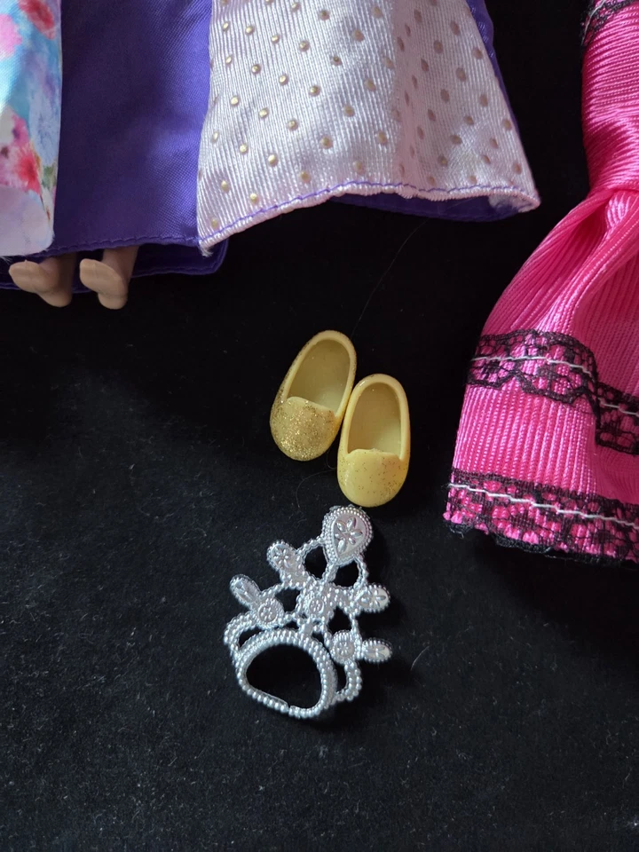 1996 Folding Pretty Barbie House Vintage + x3 barbie dolls and extras - Image 3 of 4