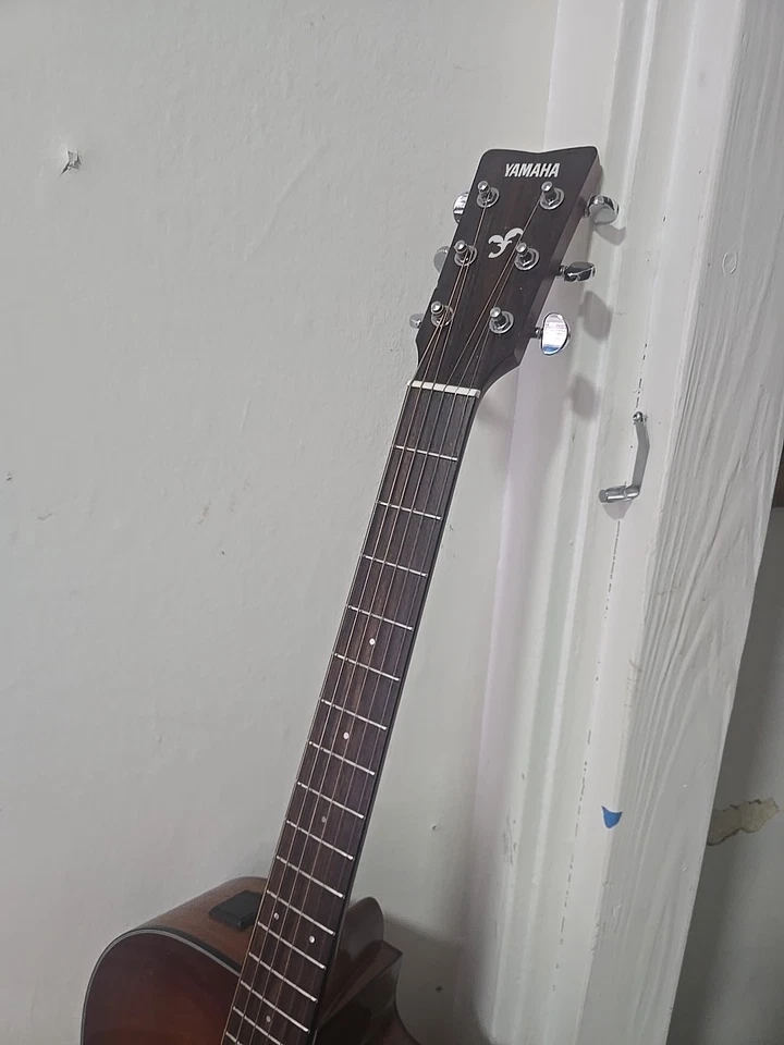 Yamaha FSX700SC Acoustic Electric  Guitar with Built-in Amplifier and Tuner - Image 3 of 4