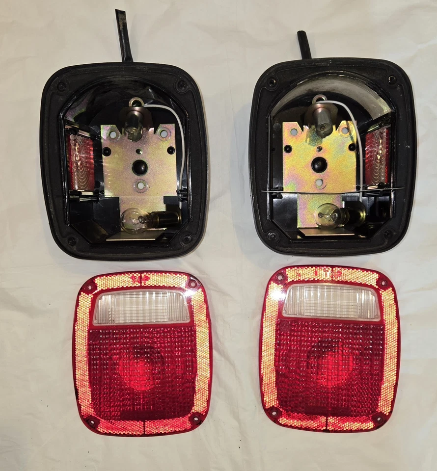 Luces traseras de fábrica para Jeep Wrangler 97-06 TJ Foto 2 de 3