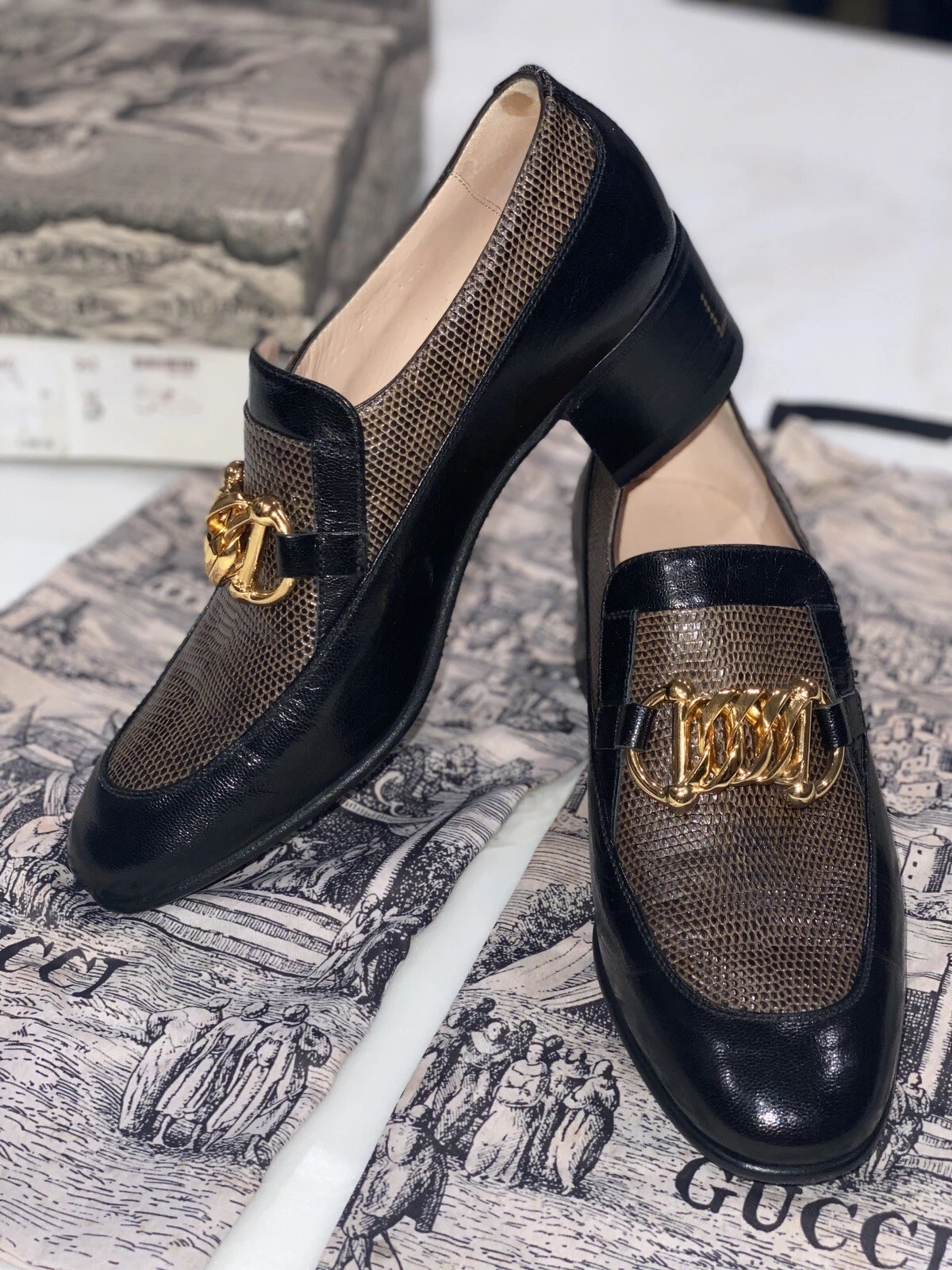 Mocassins à chaîne en cuir gaufré lézard Gucci Ebal taille 39. (Neuf dans sa boîte)