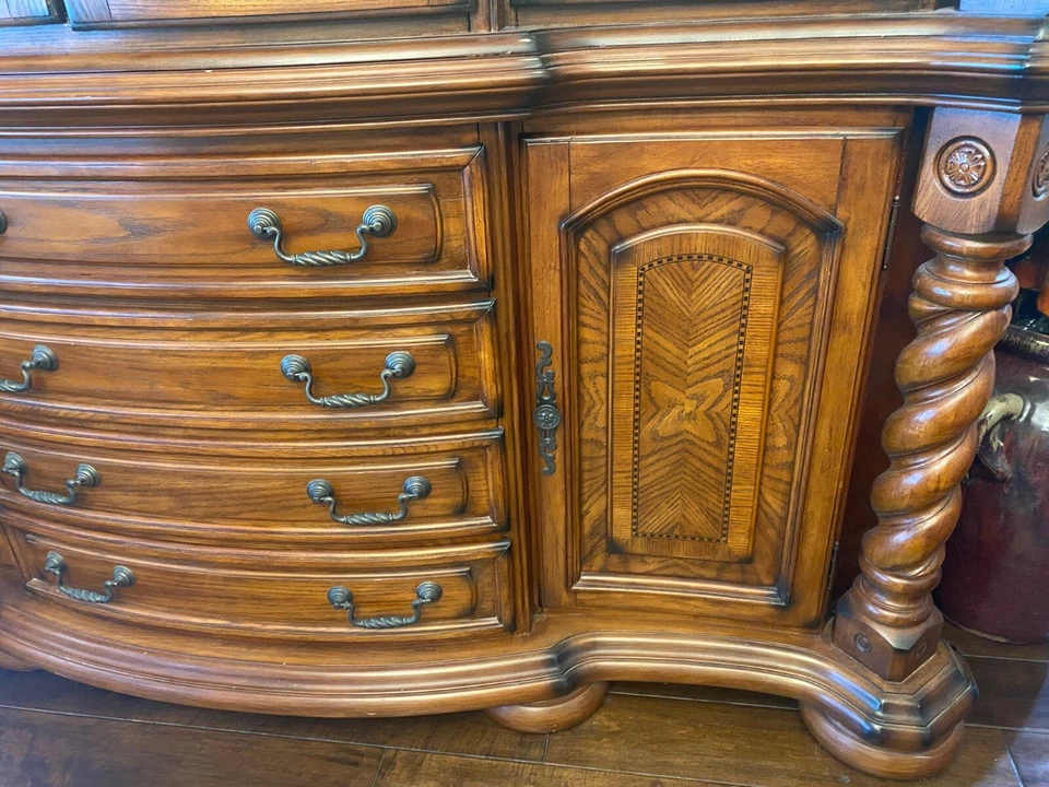 AICO by Michael Amini China Cabinet - Image 2 of 4