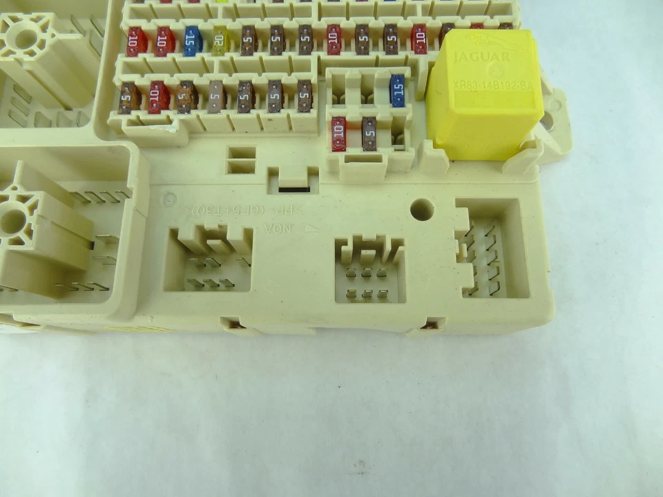 Распределительная коробка предохранителей для салона Jaguar S-Type 2000 2001 годов выпуска  - Изображение 3 из 4