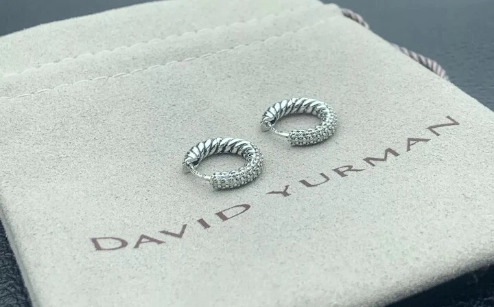 Pendientes tipo argolla David/Yurman de plata de ley 925 Ostera pequeños pavé Huggie Foto 3 de 4