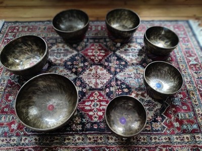 Perfektes Vollmond Tibetische Skala Chakra Klangschalen Set - 7 Schalen - Handgeschlagen