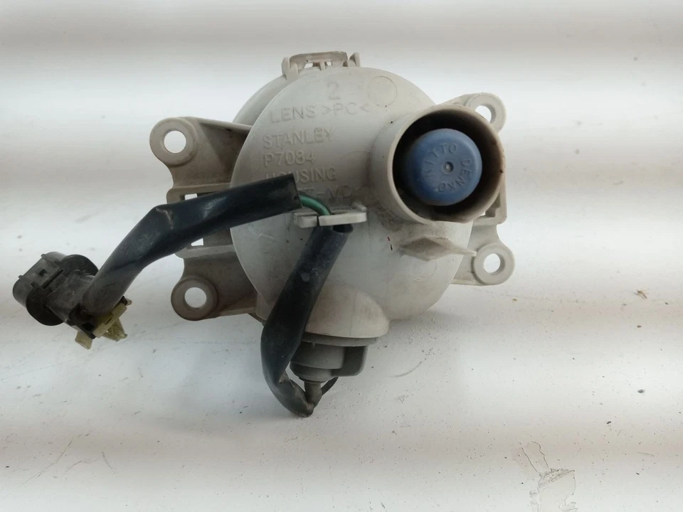 06-08 MITSUBISHI OUTLANDER LUZ ANTINIEBLA OEM USADO PROBADO Foto 3 de 4