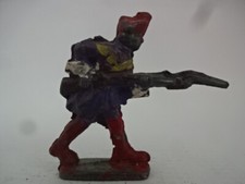 Stara cynowa figurka / pruski żołnierz atakujący z karabinem - wariant kolorystyczny 2
