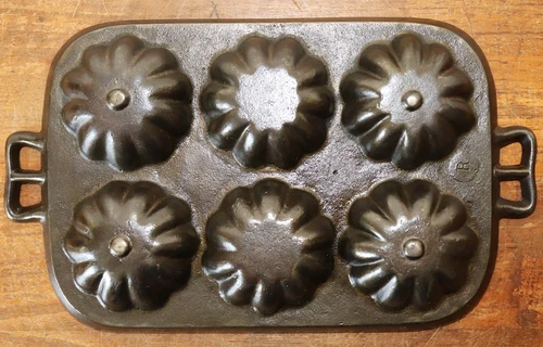 Nice LODGE Footed Turk Head Muffin / Gem Pan Cast Iron Baking Mold Antique