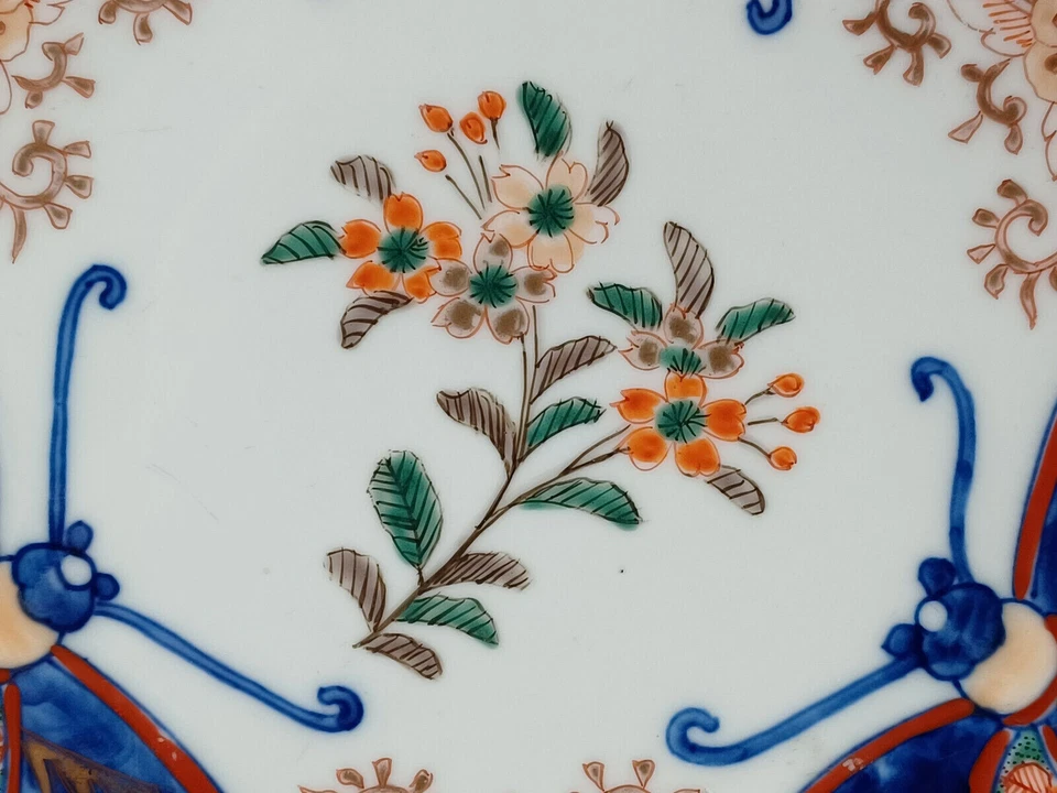 Placa mariposa dorada cobalto floral roja pintada a mano Imari japonesa del siglo XIX Foto 2 de 4