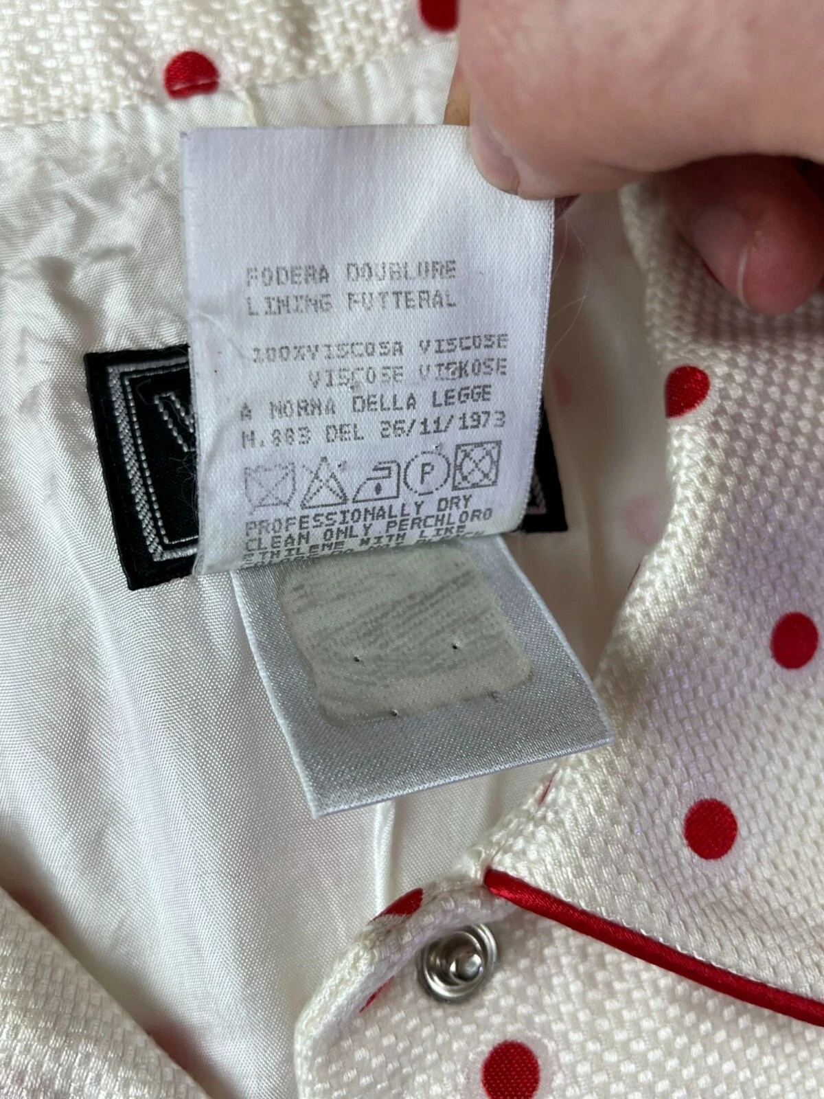 Abito Gianni Versace Versus anni 90 senza maniche a pois con bottoni bordo rosso colletto si