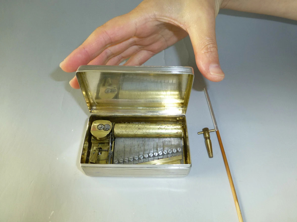 An gold musical snuff box