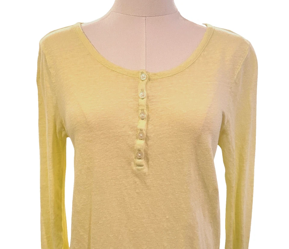 Top Henley de manga larga de lino amarillo brillante pequeño Banana Republic para mujer Foto 2 de 4