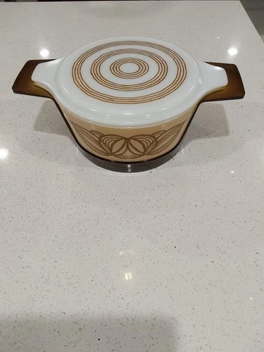 Vintage Pyrex Raffia Brown Onion 475B 2.5 QT Cinderella Casserole w/Lid & Cradle