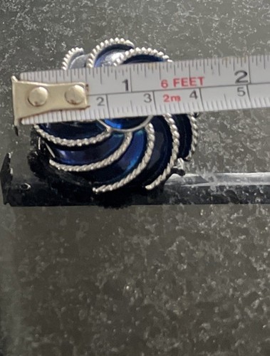 Vintage AVON Silvertone smalto blu 'Moonwind' spilla rotonda vorticosa centro cabochon - Foto 5 di 5