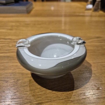 Mid Century Modern Art Glas Aschenbecher. Vermutlich aus Schweden stammend. Schwer.