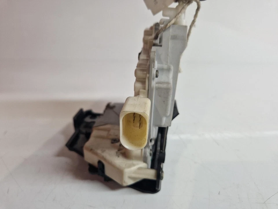 SOLENOIDE ACTUADOR CERRADURA PUERTA TRASERA DERECHA AUDI A3 2004 Foto 3 de 4