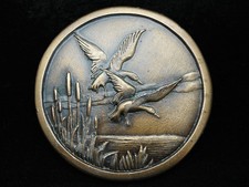 PD09124 VINTAGE 1976 DUCKS FLYING OVER POND ARTWORK BRASSTONE BELT BUCKLE