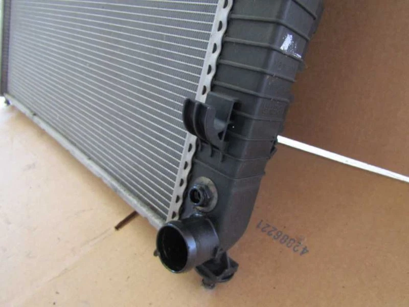 2009-2012 Mercedes benz r350 oem factory original radiator assembly - Image 3 of 4