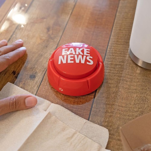 Trumped Up Fake News Button - 7 Hilarious Donald Trump Sayings for Political ... - 第 3/7 張圖片