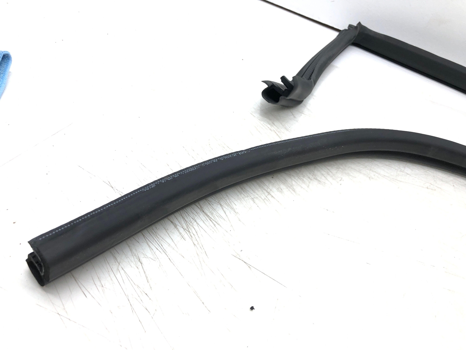 2017-2020 FERRARI GTC4LUSSO LEFT FRONT DOOR BODY WEATHER STRIP SEAL SET OEM