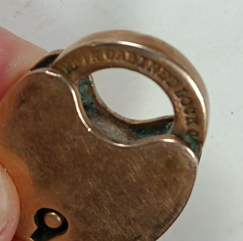 Candado pequeño de latón chapado en oro Corbin Cabinet Lock Co. - tamaño extraño - Imagen 6 de 9