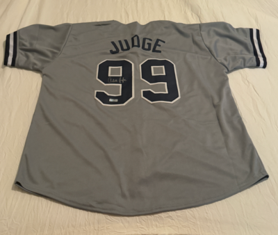 Maillot gris numéro 99 des joueurs des Yankees de New York d'Aaron Judge pour la saison 2023 de la MLB