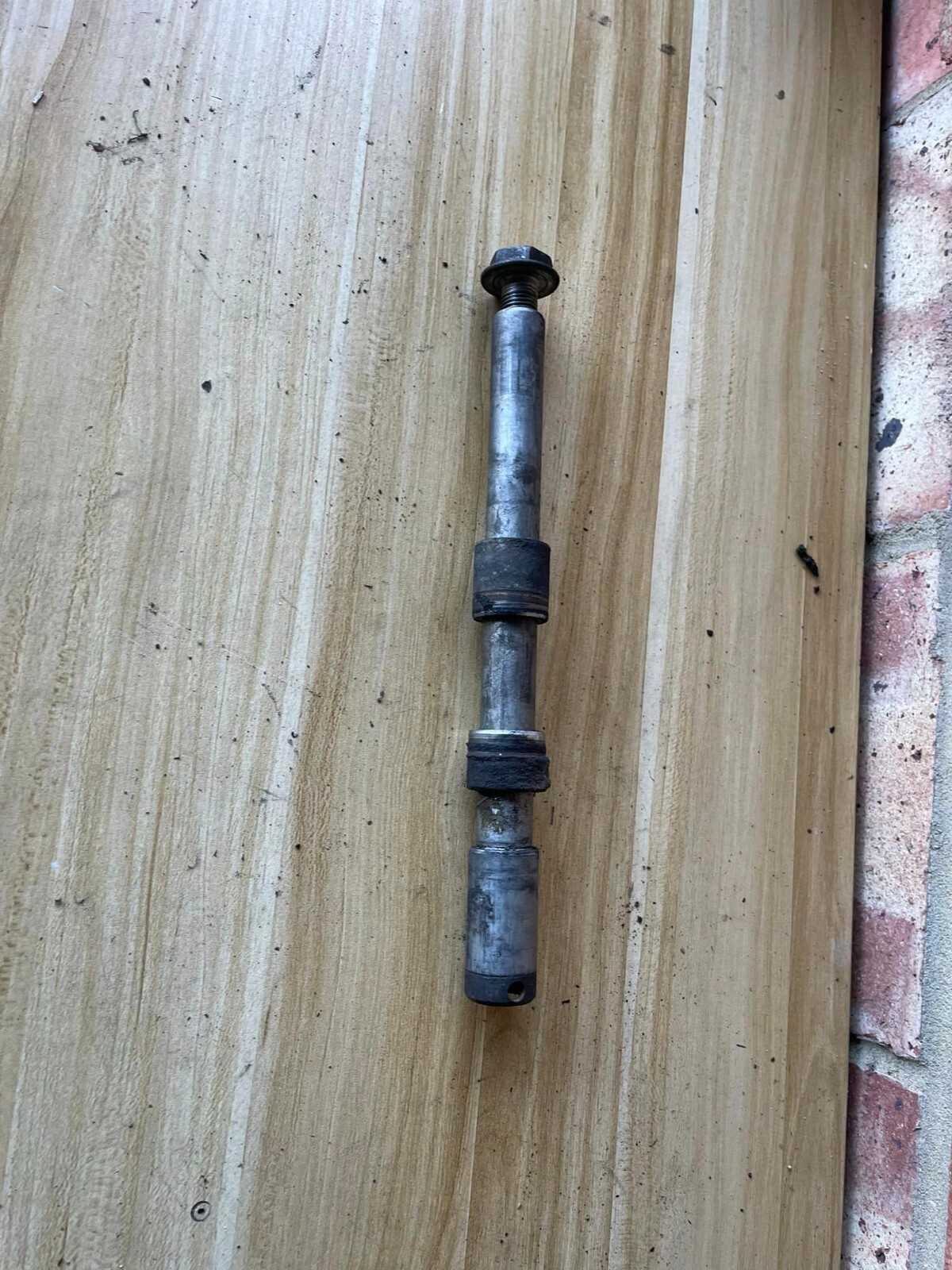 Honda CBR1100 Blackbird FI Front wheel spindle axle, spacer, nut 1999