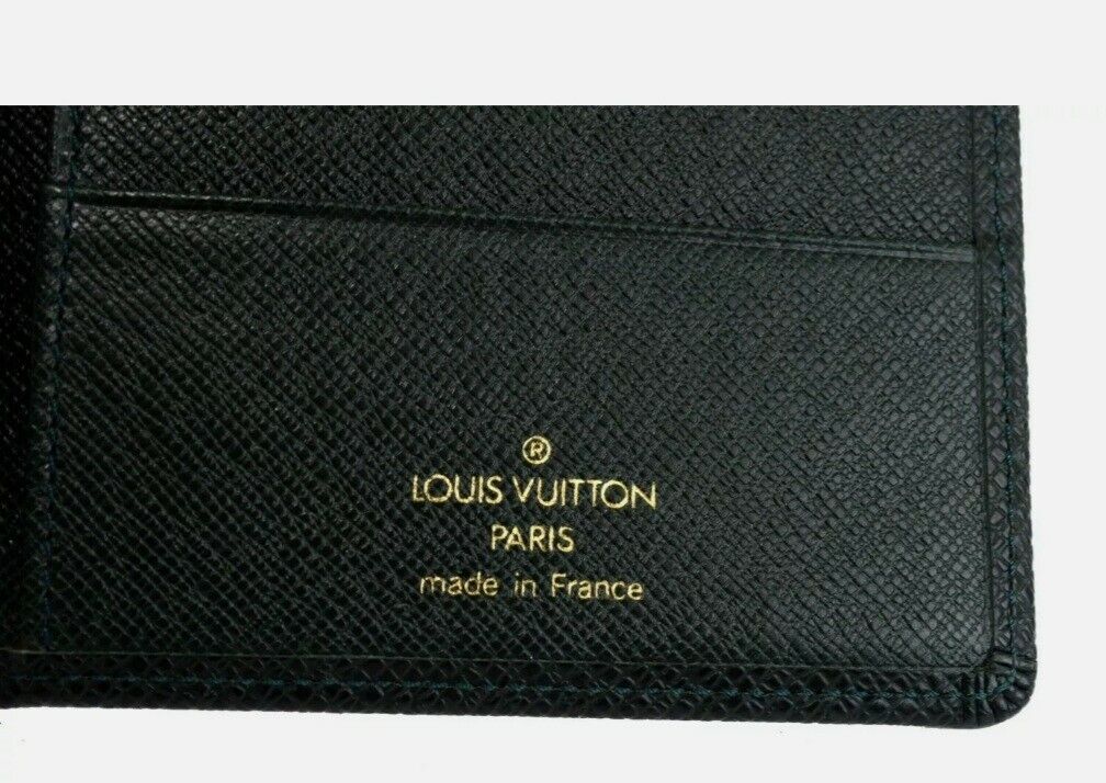 Auth LOUIS VUITTON Green Taiga Leather Bifold Long Wallet Purse Accessories