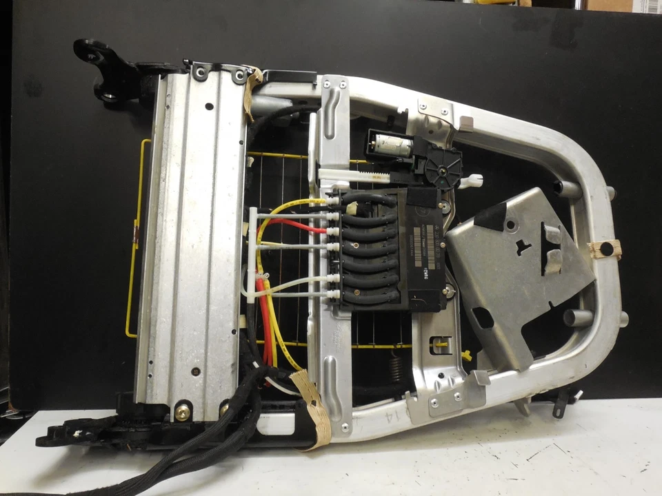 Рама заднего переднего правого сиденья 2308000078 03-08 Mercedes Benz R230 SL600 SL500 SL55 - Изображение 2 из 4