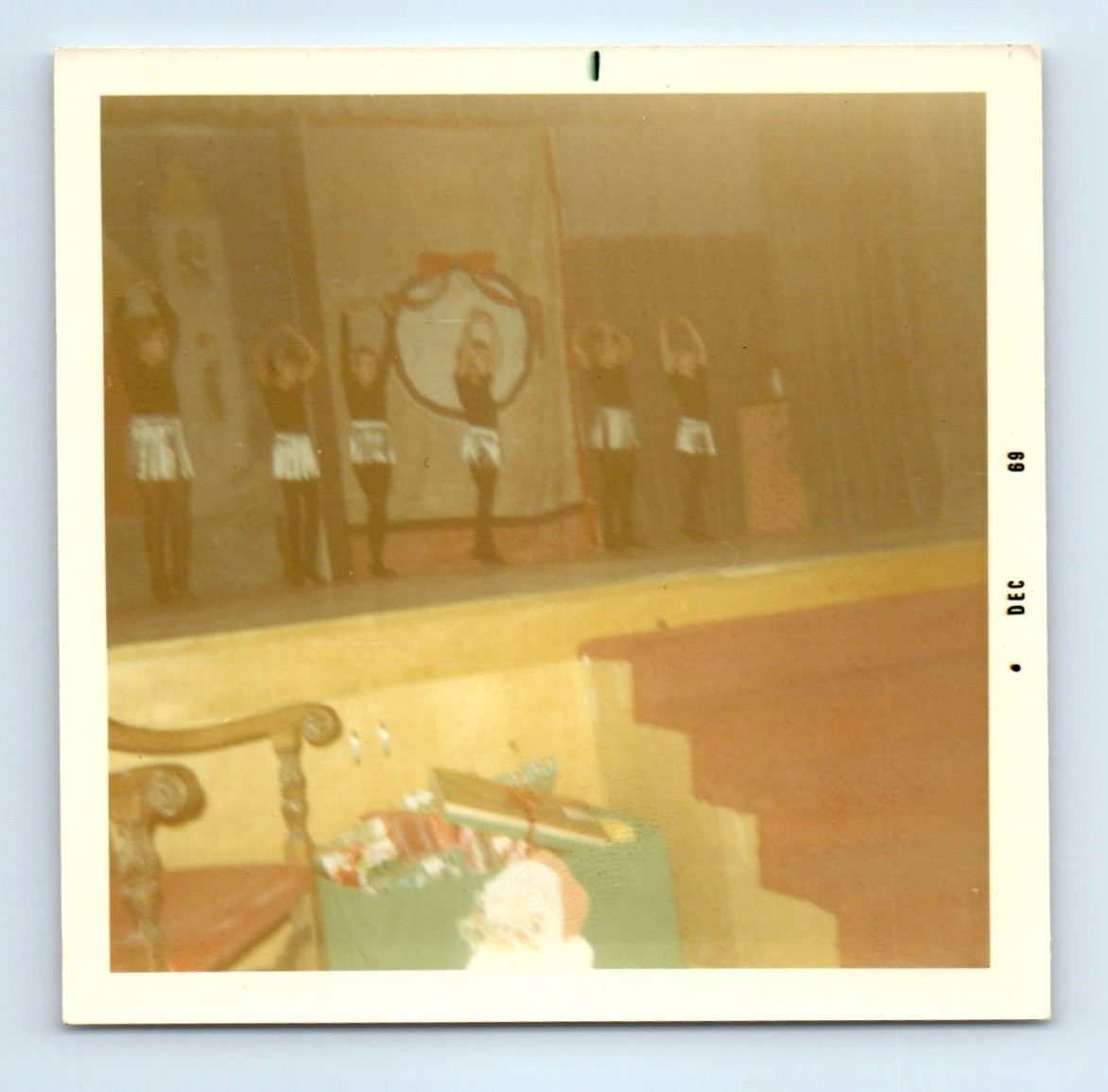Antigua foto cuadrada vintage a color NIÑAS EN EL ESCENARIO BALLET RECITAL BAILARINA POSE
