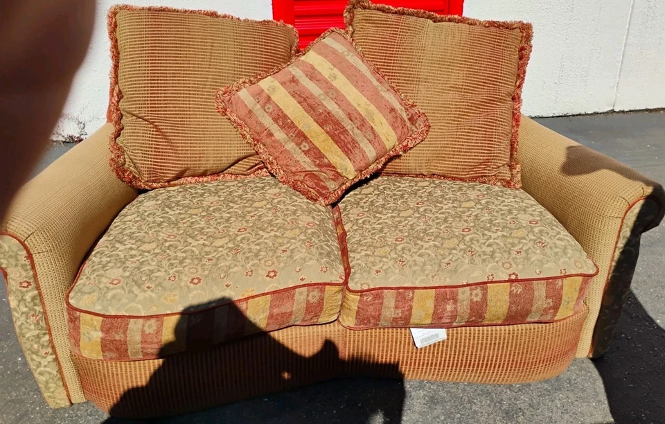 Sofá rústico de dos tonos con cojines de felpa Foto 4 de 4