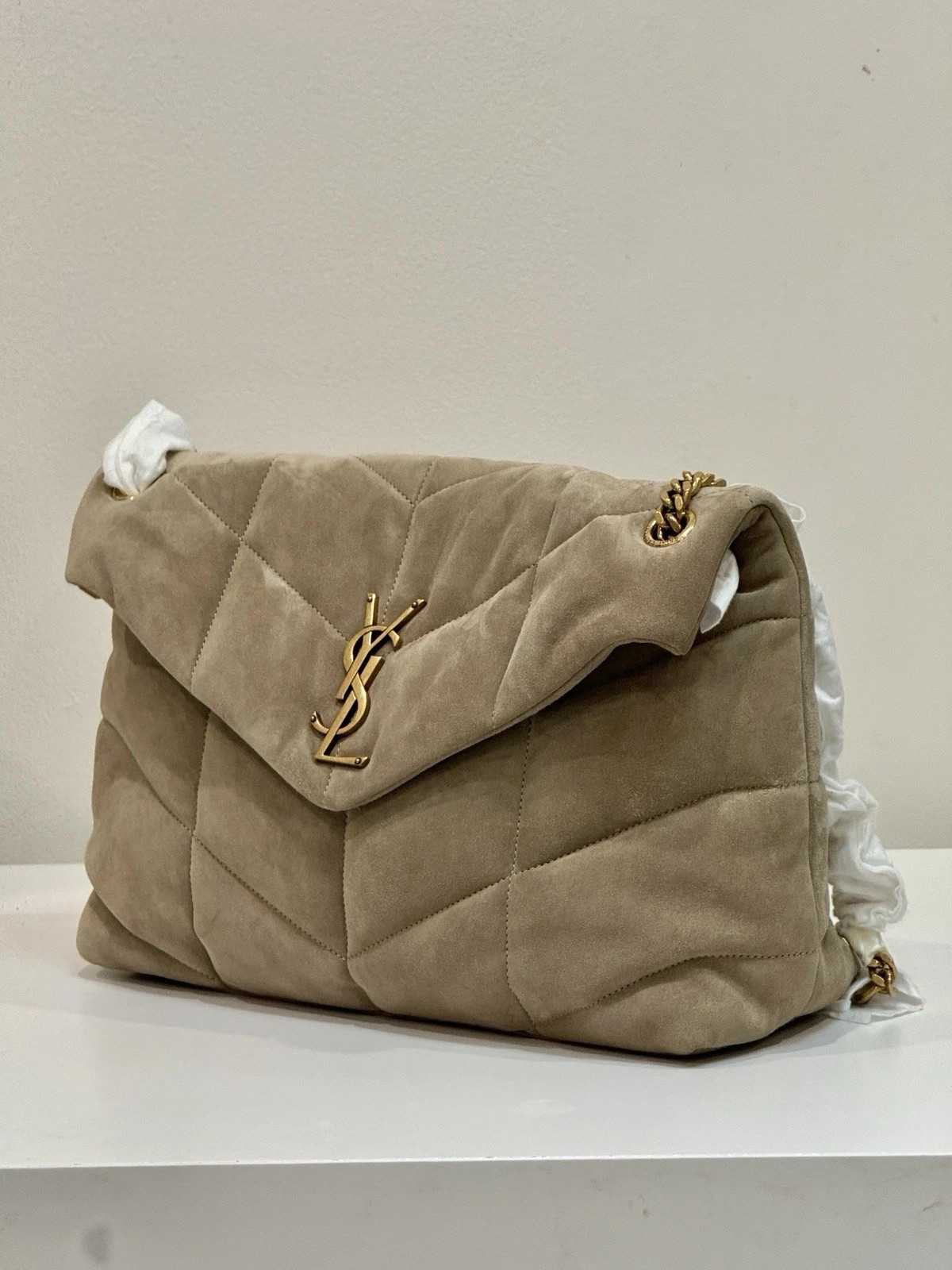 Borsa a tracolla media Saint Laurent Lou Puffer in camoscio trapuntato beige $3800