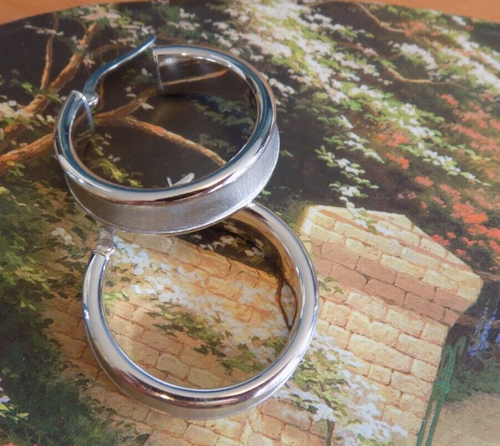 18K White Gold Milor Italy Satin Shimmer Hoop Earrings - Picture 6 of 11