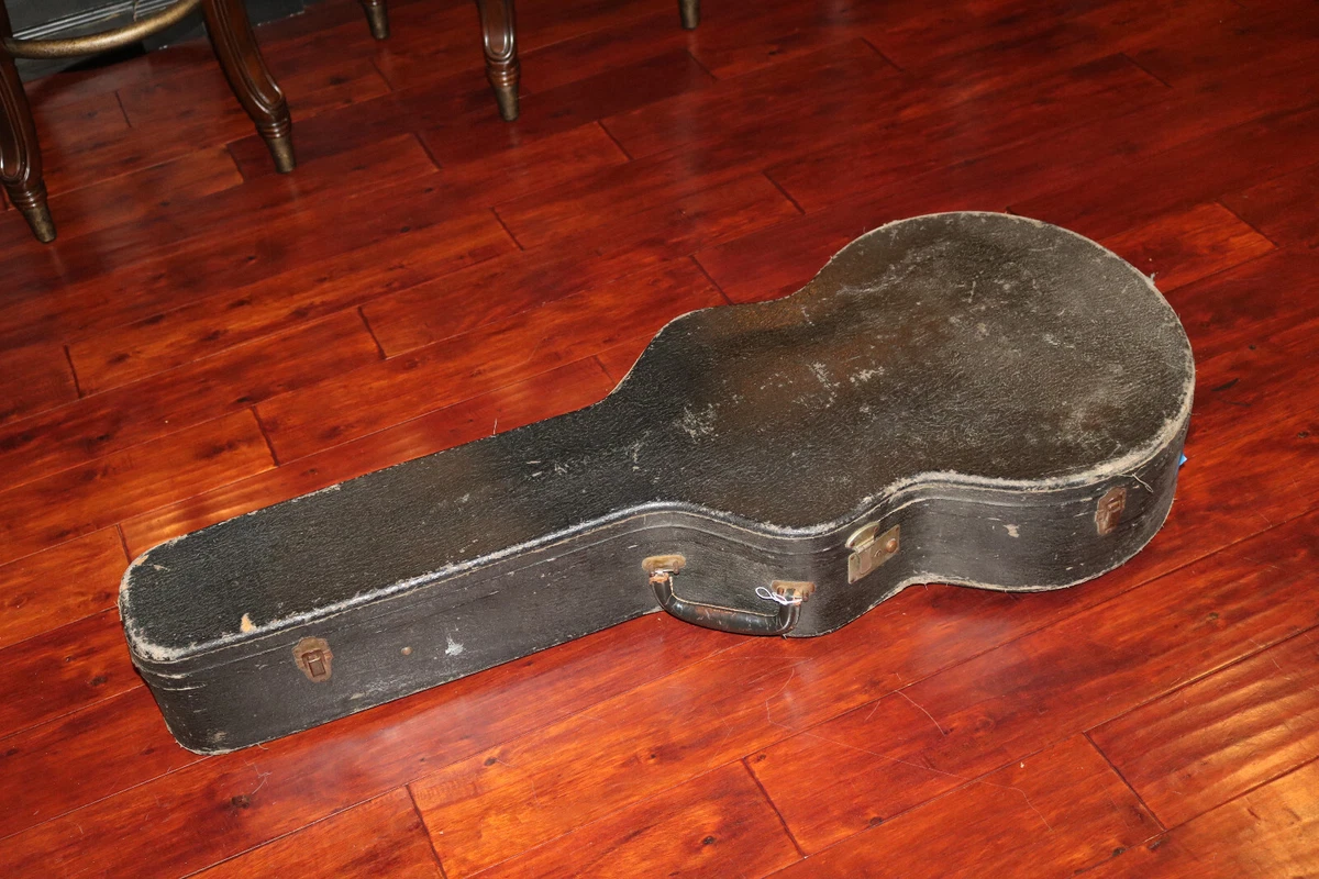 Old guitar case outlet