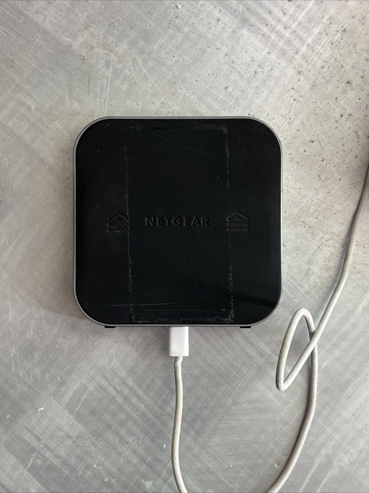 NETGEAR Nighthawk MR1100 Mobile Hotspot Router - Black (AT&T) - Light Use - Image 3 of 4