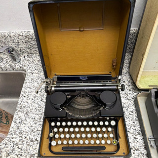 Royal Vintage Manual Portable Steel Typewriter with Carrying Case