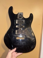 Guitarra Strat de cuerpo sólido vacía para construir pintura negra piezas eléctricas madera