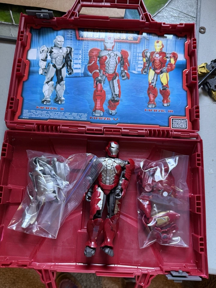 Figura de acción completa Mega Bloks Iron Man 2 Tri-Armor Suitcase #29675 2010 Foto 2 de 4